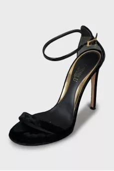 Velour sandals with patent leather straps