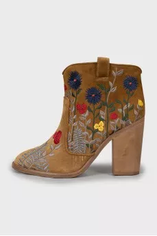 Suede ankle boots decorated with embroidery