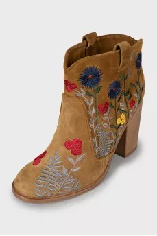 Suede ankle boots decorated with embroidery