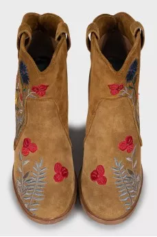 Suede ankle boots decorated with embroidery