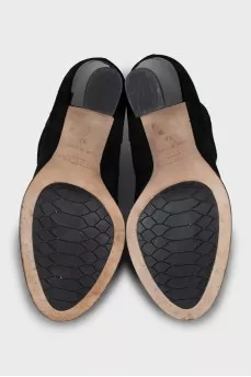 Suede ankle boots with shiny toe