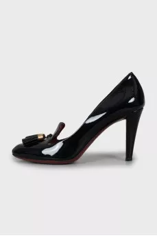 Patent leather shoes with tassels