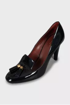 Patent leather shoes with tassels