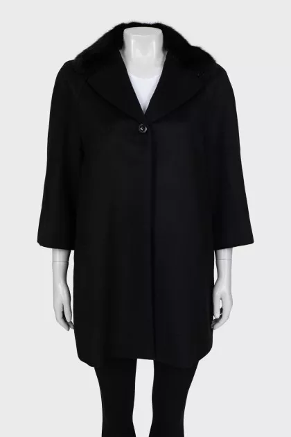 Short coat decorated with fur
