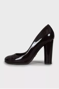 Patent leather shoes in brown