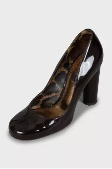 Patent leather shoes in brown
