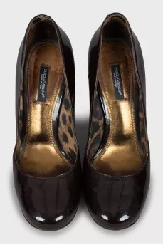 Patent leather shoes in brown
