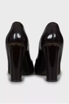 Patent leather shoes in brown