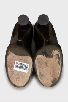 Patent leather shoes in brown