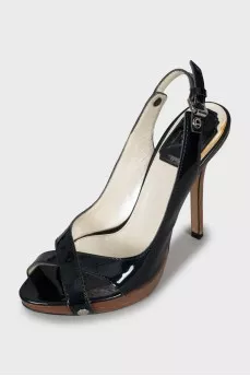 Patent leather sandals with wooden heels