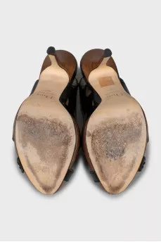 Patent leather sandals with wooden heels