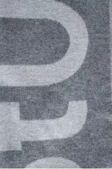 Two-tone scarf with text print