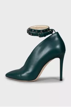 Leather shoes with metal decor