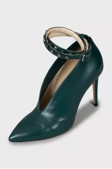 Leather shoes with metal decor