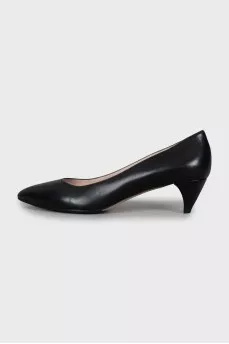 Leather low heel shoes