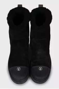 Insulated boots with logo on the toes