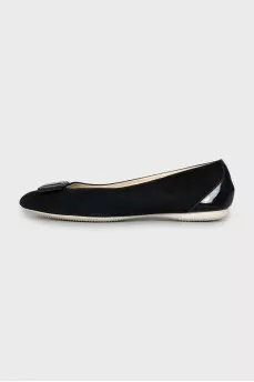 Suede ballet flats decorated with a bow