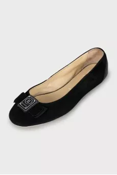 Suede ballet flats decorated with a bow