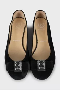 Suede ballet flats decorated with a bow