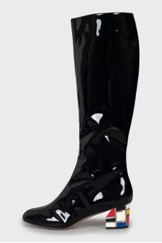 Patent leather boots with decorated heels