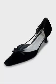 Velour shoes decorated with a bow