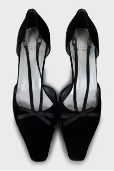 Velour shoes decorated with a bow