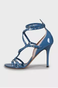 Patent leather sandals with eyelet