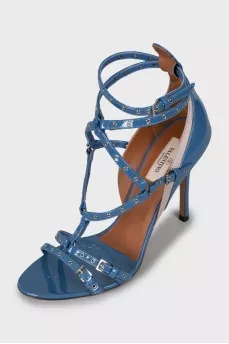 Patent leather sandals with eyelet