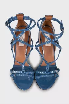 Patent leather sandals with eyelet