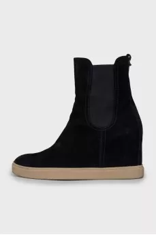 Suede boots with contrasting soles