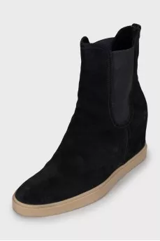 Suede boots with contrasting soles