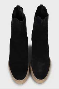 Suede boots with contrasting soles