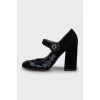 Suede shoes with floral embroidery