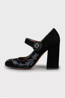 Suede shoes with floral embroidery