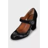 Suede shoes with floral embroidery