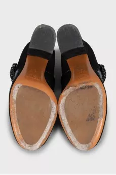 Suede shoes with floral embroidery