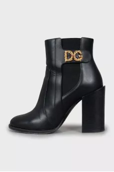 Leather ankle boots with zip