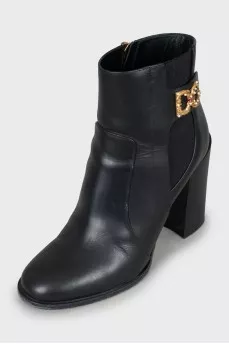 Leather ankle boots with zip