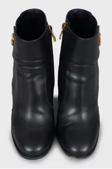 Leather ankle boots with zip