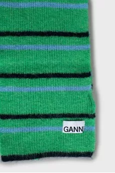 Set of beret and scarf with tag