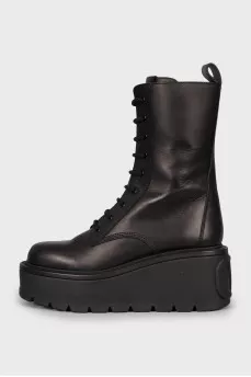 Boots with a massive sole and laces