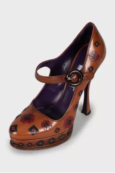Brown shoes with leather decor