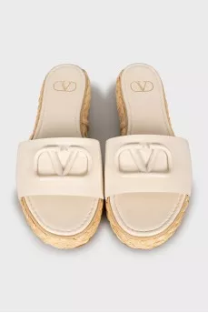Leather flip flops with raffia soles