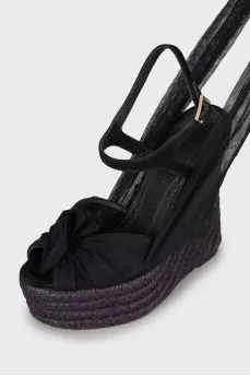 Wedge sandals decorated with mesh