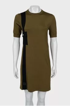 Straight cut dress decorated with a pocket