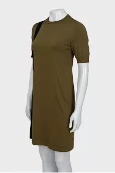 Straight cut dress decorated with a pocket