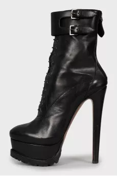 Leather ankle boots decorated with straps