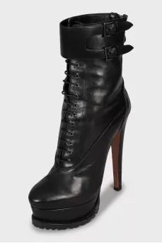 Leather ankle boots decorated with straps