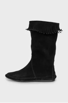 Suede boots decorated with fringe