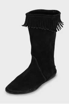 Suede boots decorated with fringe